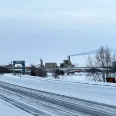 Talvinen kuva Stora Enson Veitsiluodon tehtaista Ajoksen suunnasta.