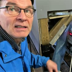 Silmälasipäinen mies esittelee hevosenlannan pikakompostoria.