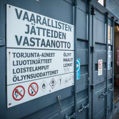 Vaarallisen jätteen kontti.
