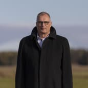 Kalajoen kaupunginjohtaja Jukka Puoskari seisoo tuulivoimapuiston reunassa