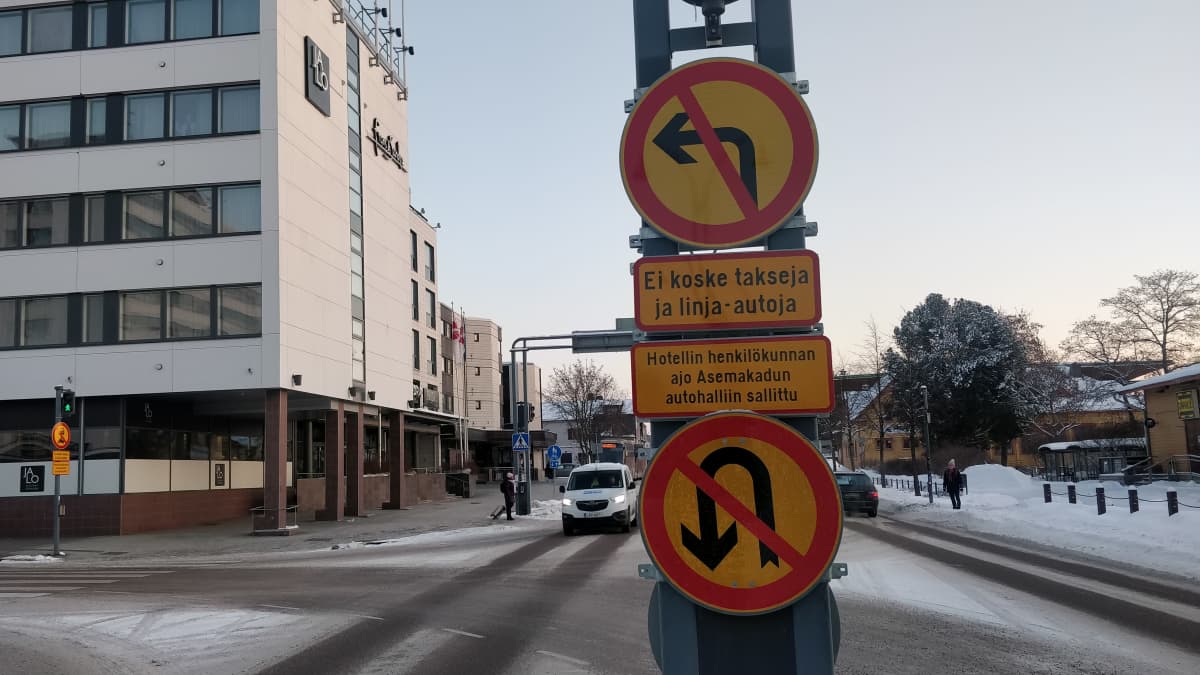 Jyväskylässä poliisi ratsasi Asemakadun ja Hannikaisenkadun liikennettä –  lähes parikymmentä autoilijaa sai sakot