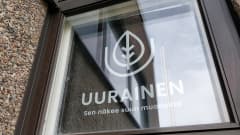 Uuraisten markkinointilause teipattuna Uuraisten kunnanviraston ikkunaan.