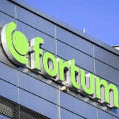 Fortumin logo talon julkisivussa.