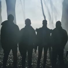 Fauda-televisiosarjan promokuva. Viisi sotilasta seisoo metsässä.