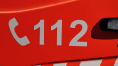Keski-Suomen pelastuslaitoksen ajoneuvon kyljessä teipattuna yleinen hätänumero 112. 