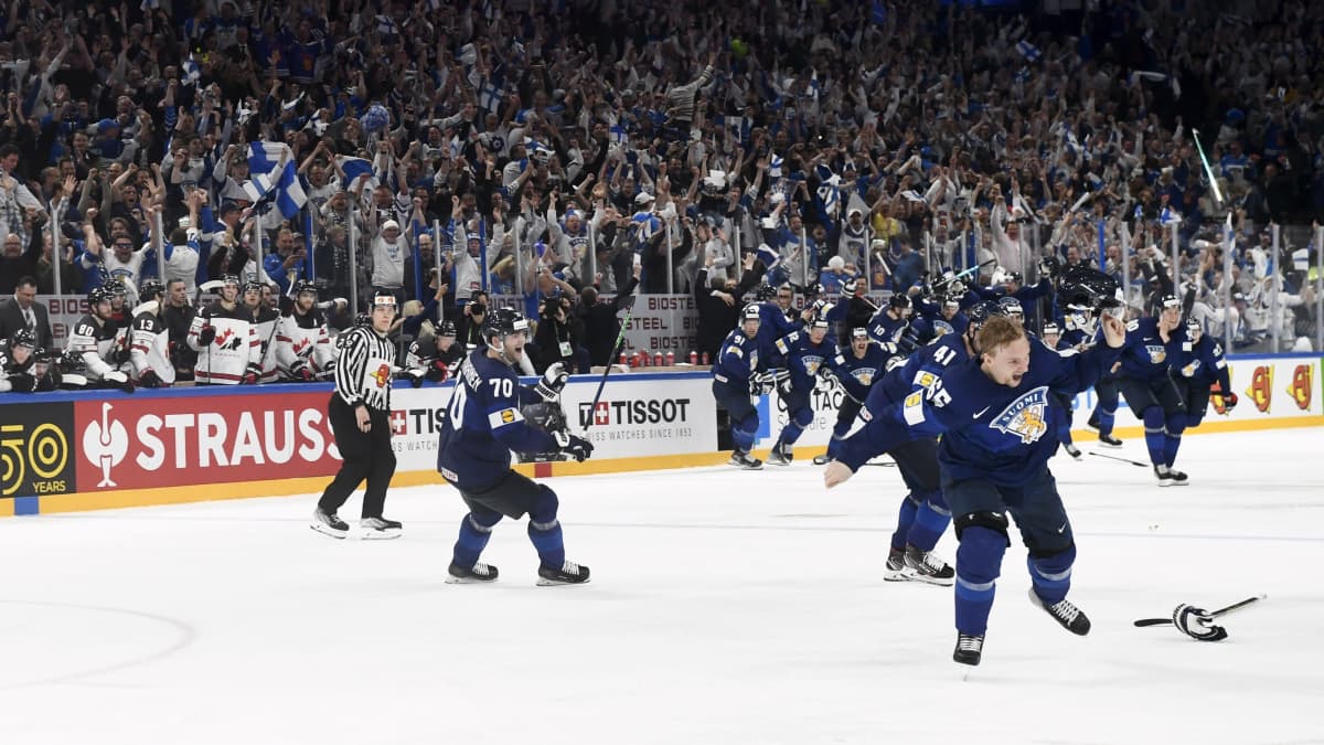 Suomen joukkue säntää jäälle juhlimaan maailmanmestaruutta.