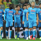 Napolin pelaajat juhlivat Hirving Lozanon maalia.  