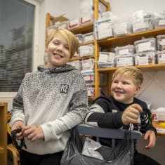 Tatu ja Vilho Ahola työhuoneessaan.