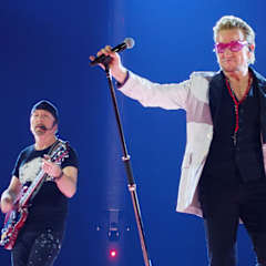 The Edge och Bono från U2 uppträder på scen.