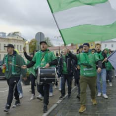 EIF-kannattajat marssivat kävelykadulta Keskuskentälle ennen EIF:n ja Gnistanin peliä Tammisaaressa lauantaina 7.10.2023.