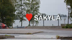 En reklamskylt som består av bokstäverna Säkylä och ett rött hjärta.