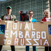 Mielenosoittajat vaativat boikottia venäläiselle energialle Brysselissä.