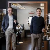 Morettinon kahvisuvun edustajat Arturo ja Andrea Morettino kahvinvalmistuskoneiden äärellä Palermossa.