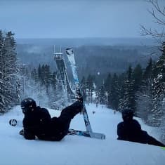 Laskettelijoita makailee rinteessä