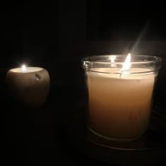 Kynttilöitä pimeässä huoneessa.