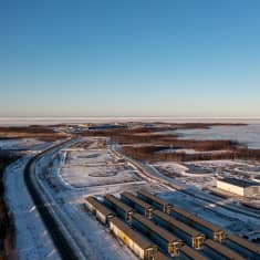 Ilmakuva Hanvikivi 1 ydinvoimalan rakennusalueesta. Pyhäjoen Hanhikivelle rakennettava ydinvoimalaitos Hanhikivi 1 on Fennovoiman rakennushanke, jossa venäläinen Rosatom on mukana.