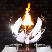 Naomi Osaka sytytti olympiatulen Tokion olympialaisten avajaisissa.