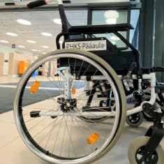 Pyörätuoli seisoo sairaalan käytävällä Päijät-Hämeen keskussairaalassa tyhjillään.