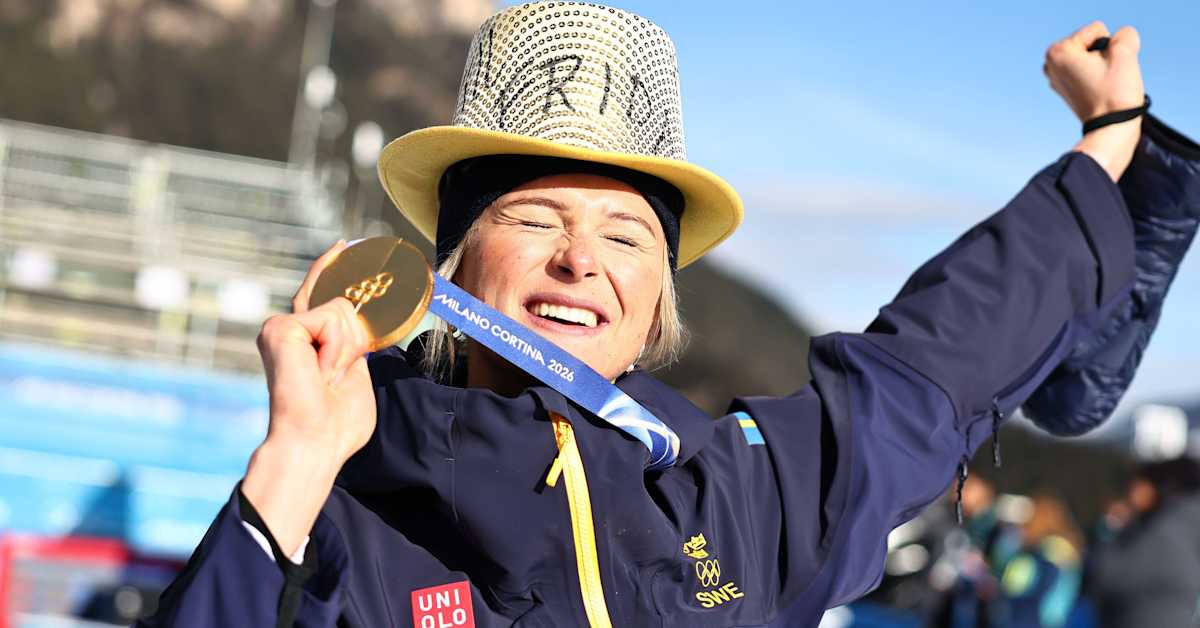 Här visar Frida Karlsson sin guldhatt för Yle Sporten – som hon fick av värsta antagonisten