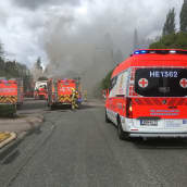 Ambulanssi ja paloautoja tulipalopaikalla.