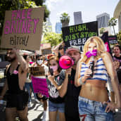 Britney Spearsin fanit kokoontuivat kuuntelemaan oikeudenkäyntiä Los Angelesissa