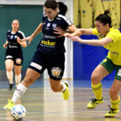 FTK-Tornion pelaaja Tiia Juntikka kuljettaa palloa.