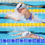 Ida Hulkko ja Veera Kivirinta lyhyen radan MM-kisojen 50 metrin rintauinnin finaalissa.