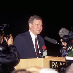 Sosiaalidemokraattisen puolueen uusi puheenjohtaja Paavo Lipponen puoluekokouksessa Helsingin työväentalolla 4. kesäkuuta 1993.
