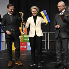 Ulf Kristersson, Ursula von der Leyen ja kuningas Kaarle Kustaa avajaisissa.