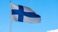 Suomen lippu liehuu tuulessa.