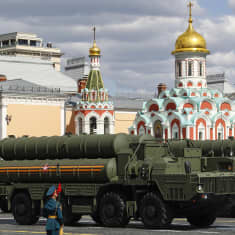 S-400 ilmatorjuntatykkejä Moskovassa. Taustalla kirkko.