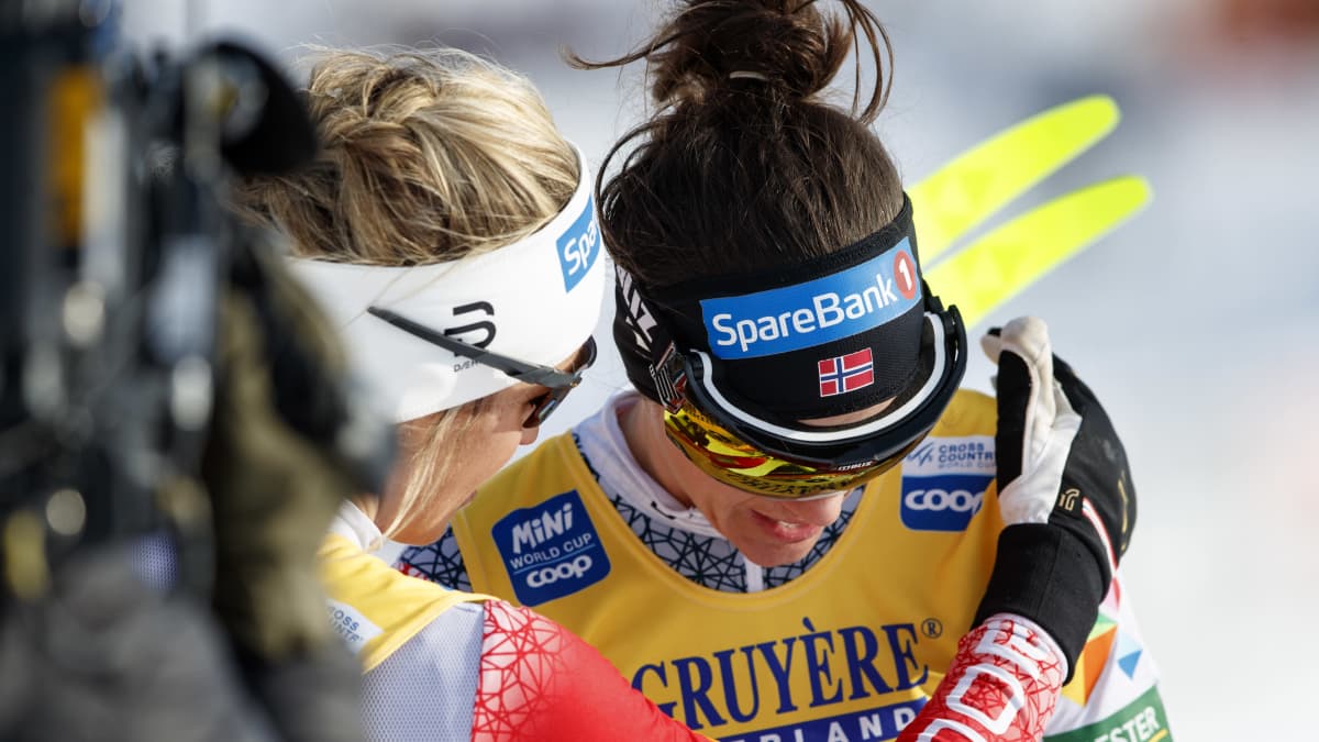 Therese Johaug lohduttaa Heidi Wengiä.
