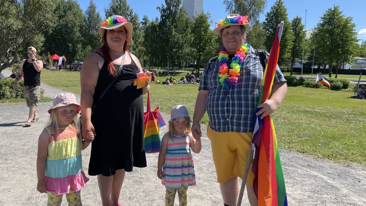 Kaksi aikuista ja kaksi lasta juhlivat pride-tapahtumassa Seinäjoella.