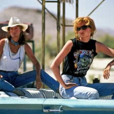 Louise (Susan Sarandon) ja Thelma (Geena Davis) istuvat avoautossa elokuvassa Thelma ja Louise