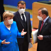 Saksan liittokansleri Angela Merkel, Ranskan presidentti Emmanuel Macron, Ruotsin pääministeri Stefan Löfven ja Suomen pääministeri Sanna Marin keskustelevat EU-huippukokouksessa.