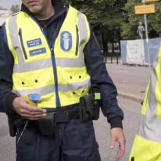 Poliisi valvoo liikennettä.