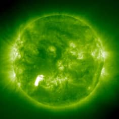 NASAn julkaisema kuva auringosta. Auringon pinnalla näkyy purkauksen näköisiä kohtia, aurinkomyrskyjä. 