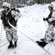 Kainuun prikaatin jääkäreitä hiihtoharjoituksessa Kuhmon Vuosangassa helmikuussa 2018.
