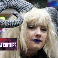 Kvinna med horn på Comic Con-mässa samt texten "vad vet du om kultur?"