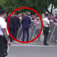 Kuvassa näkyy punaisella ympyröity turvamies, ampuja taustalla ja Slovakian pääministeri Robert Fico.