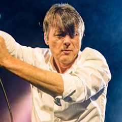Brett Anderson i gruppen Suede uppträder på scen.