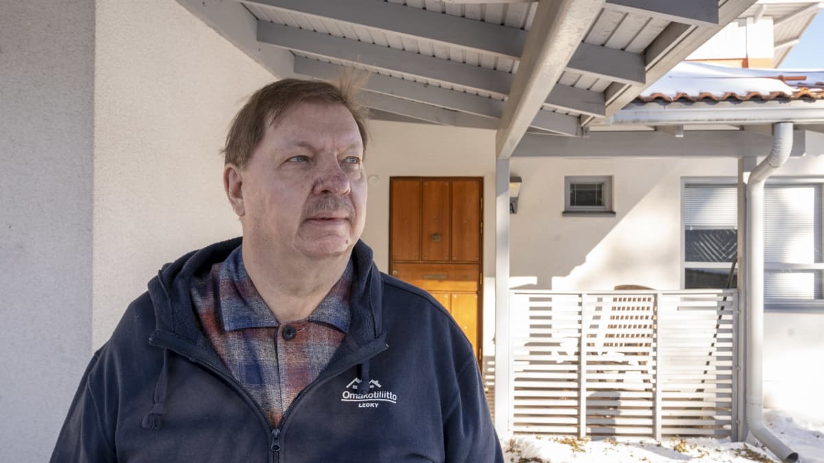 Espoolainen Antti Järvinen seisoskelee kotinsa pihalla.