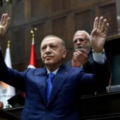 Recep Tayyip Erdogan kädet ilmassa.