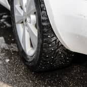 Kuvassa on auton nastarengas.