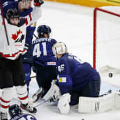 Josh Anderson tuulettaa Kanadan maalia, Miro Heiskanen ja Jussi Olkinuora katsovat, kun kiekko uppoaa maaliin.