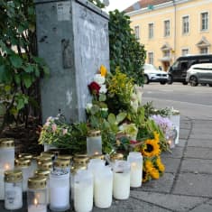 Kynttilöitä ja kukkia Turussa, Hämeenkadulla kuolonkolarin paikalla 5.8.2021.
