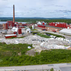Ilmakuva Kaipolan tehdasalueesta, etualalla on muovijätekasoja.