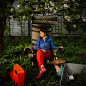 Anna Retulainen istuu siirtolapuutarhassa.