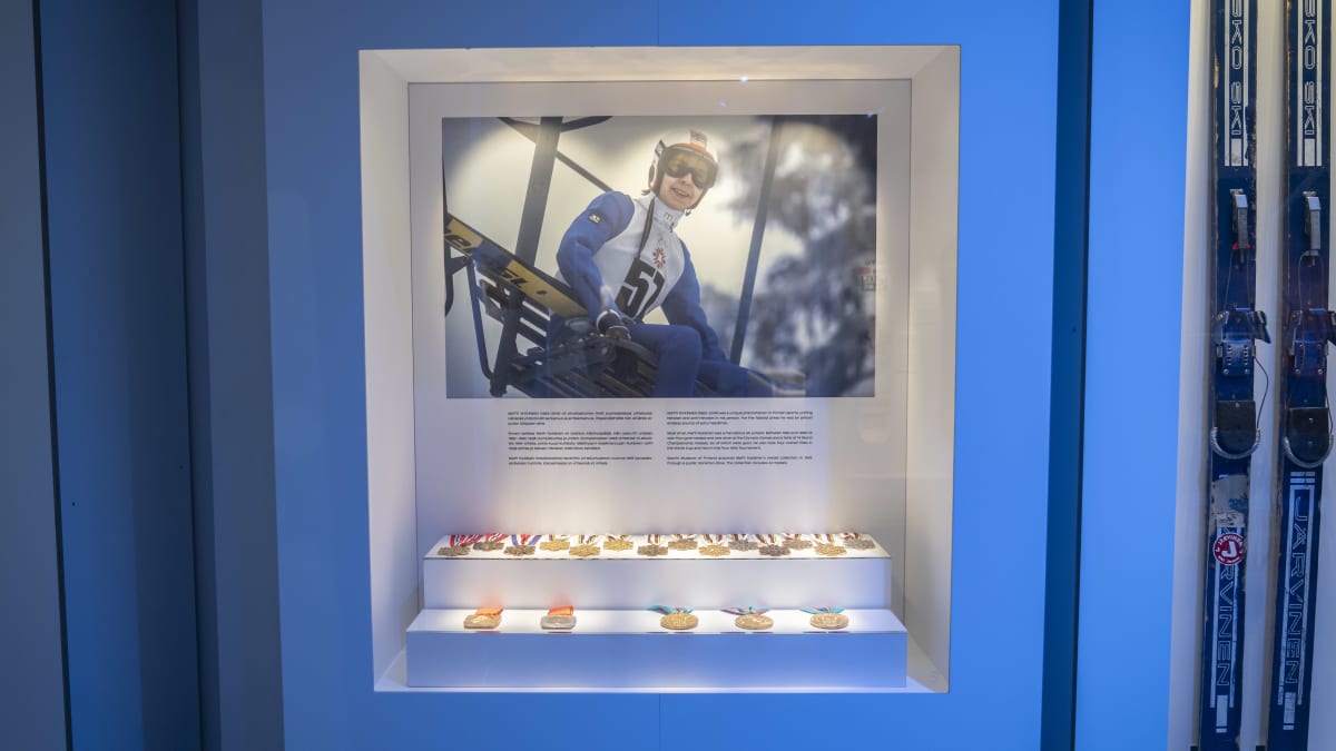 Mäkihyppääjä Matti Nykäsen kaikki arvokisamitalit esillä Urheilumuseossa.