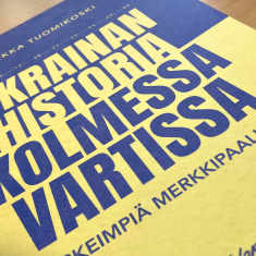 Kelta-sininen kirjankansi, jossa teksti UKRAINEN HISTORIA KOLMESSA VARTISSA.